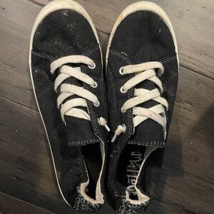 Very Used Tennis‎ Shoes
